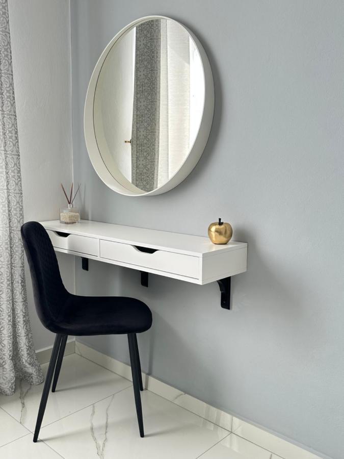 Sea View Apartment Near The Beach Paphos Extérieur photo